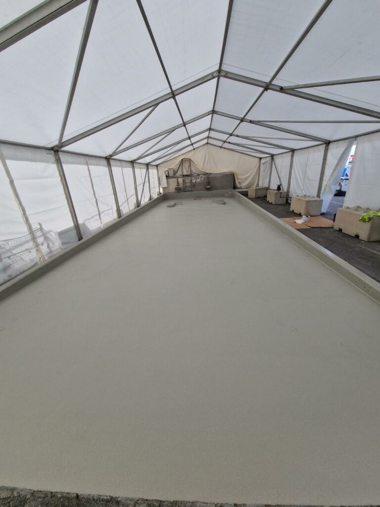 Résine Polyuréthane Ciment sur une aire de dépotage acide et soude chez Canelia (Groupe Lactalis), sous un chapiteau, pour cause de pluie.